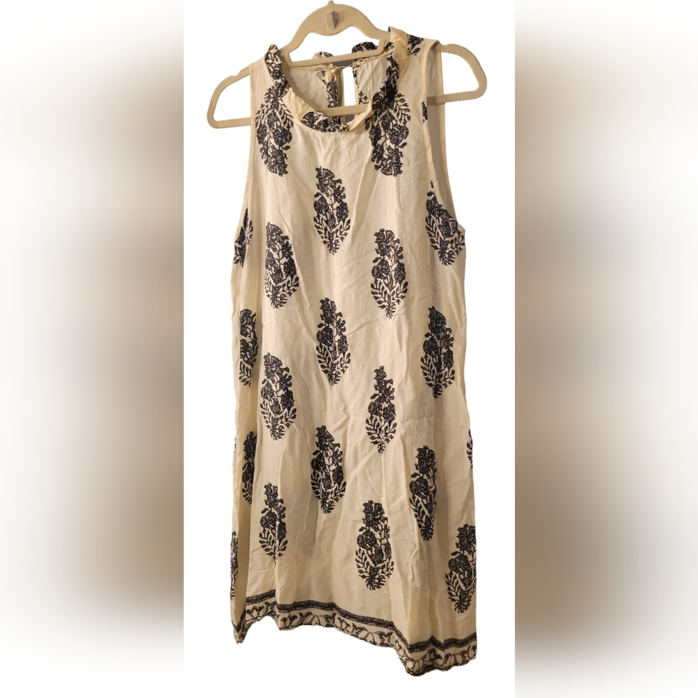 Elegant Black and White Sleeveless Dress